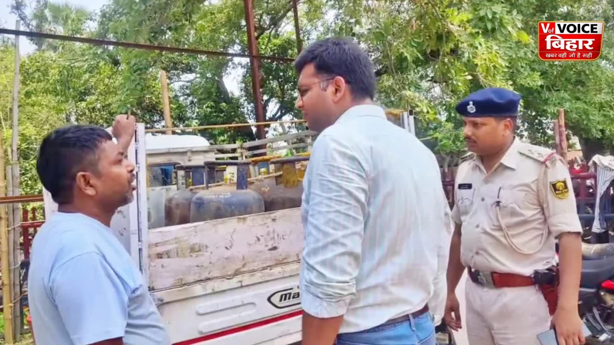 कटिहार में गैस माफियाओं पर प्रशासन का बड़ा एक्शन, ऑटो से 10 कमर्शियल सिलेंडर जब्त; FIR दर्ज