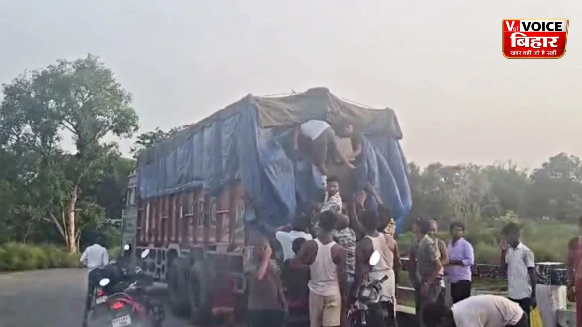 शराबबंदी वाले बिहार में शराब लूटने की होड़! सीतामढ़ी में विदेशी शराब से भरे ट्रक पर टूट पड़े सैकड़ों लोग, VIDEO वायरल