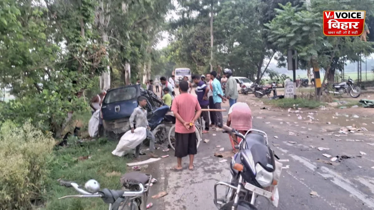गोपालगंज में पेड़ से टकराई तेज रफ्तार कार, सड़क पर बिखरी शराब की खेप; पुलिस पहुंचने से पहले बोतलें ले गए लोग