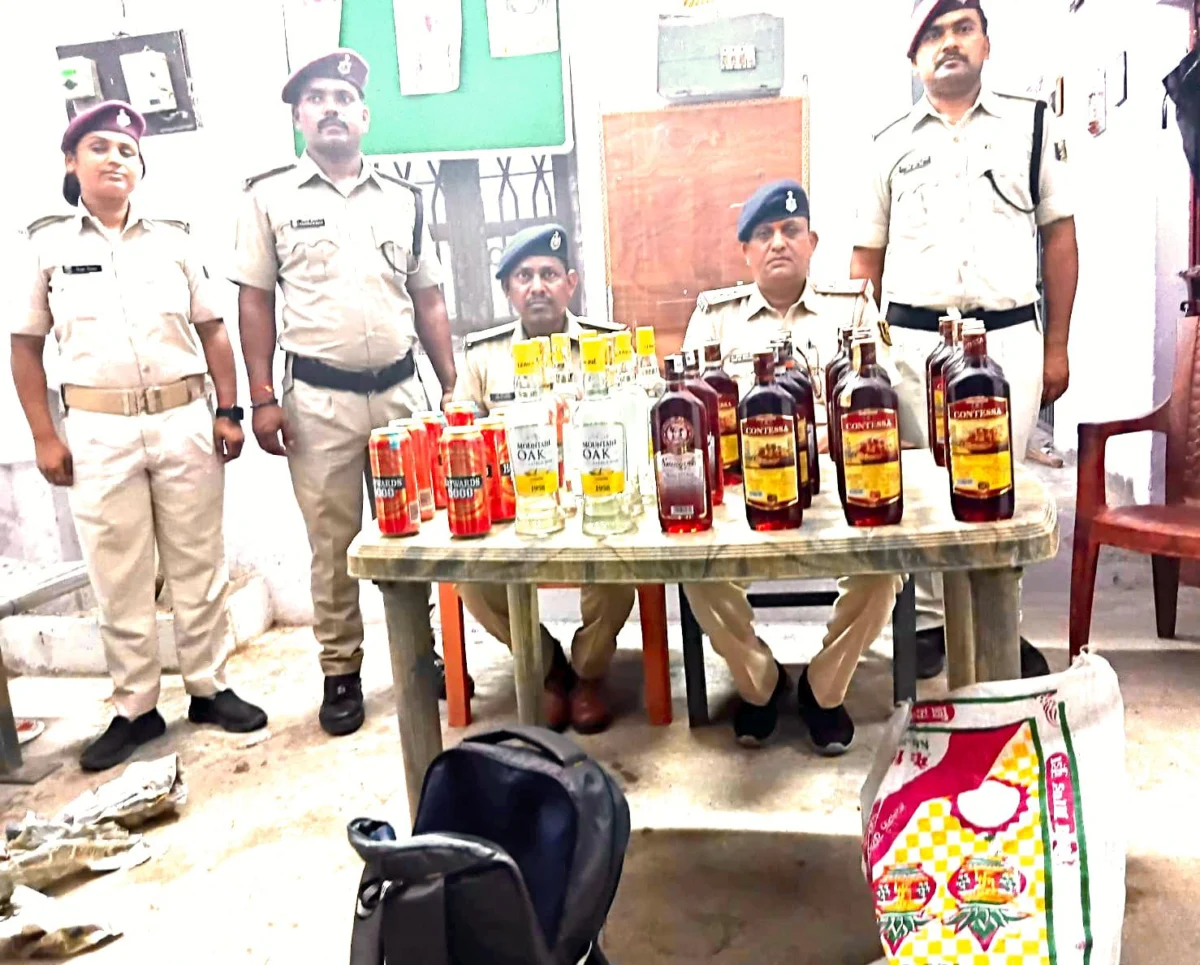 नवगछिया रेलवे स्टेशन पर बड़ी कार्रवाई, लावारिस बैग और बोरे से 25.75 लीटर अंग्रेजी शराब बरामद
