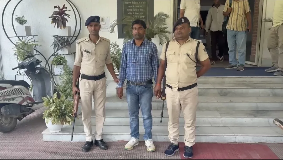 प्रधानमंत्री आवास योजना में रिश्वतखोरी का खुलासा, अंतिम किस्त दिलाने के नाम पर 10 हजार लेते आवास सहायक गिरफ्तार