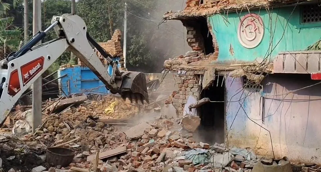 भागलपुर में अतिक्रमण हटाने की कार्रवाई से मचा हड़कंप, तीन मकानों पर चला बुलडोजर; पांच भूमिहीन परिवारों को मिली अस्थायी राहत