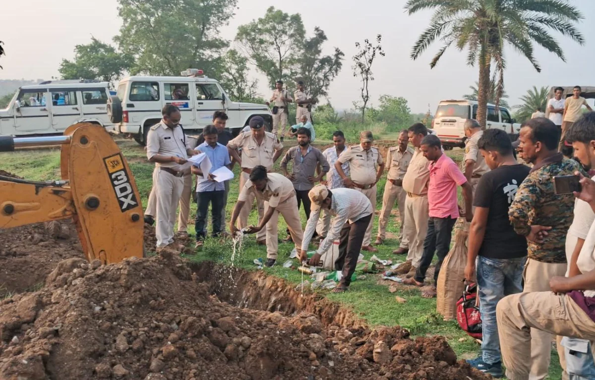 भागलपुर में शराबबंदी अभियान के तहत बड़ी कार्रवाई, मुरली पहाड़ पर 12 थानों से जब्त 1,115 लीटर शराब का किया गया विनष्टीकरण