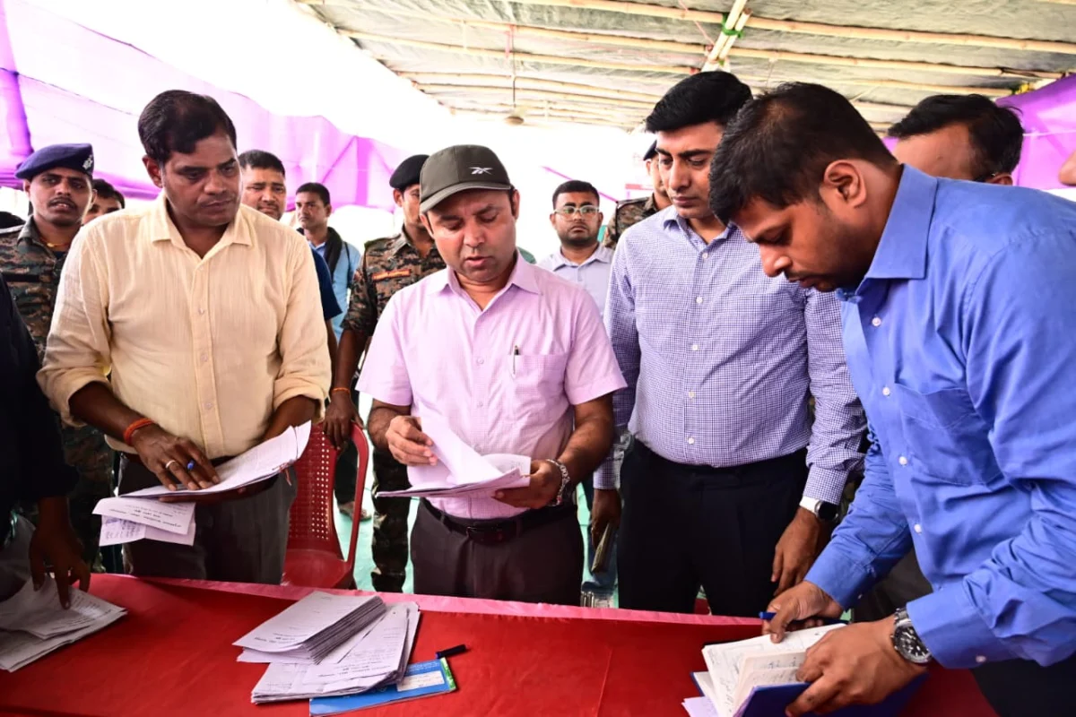 बाढ़ के बीच नाव संचालन पर प्रशासन सख्त: नाविकों को मिली आर्थिक सहायता, अवैध वसूली पर होगी गिरफ्तारी