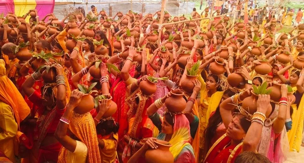 1008 महिलाओं की भव्य कलश यात्रा से गूंज उठा दाउटबाट गांव, श्रीमद्भागवत कथा के शुभारंभ पर उमड़ा आस्था का सैलाब