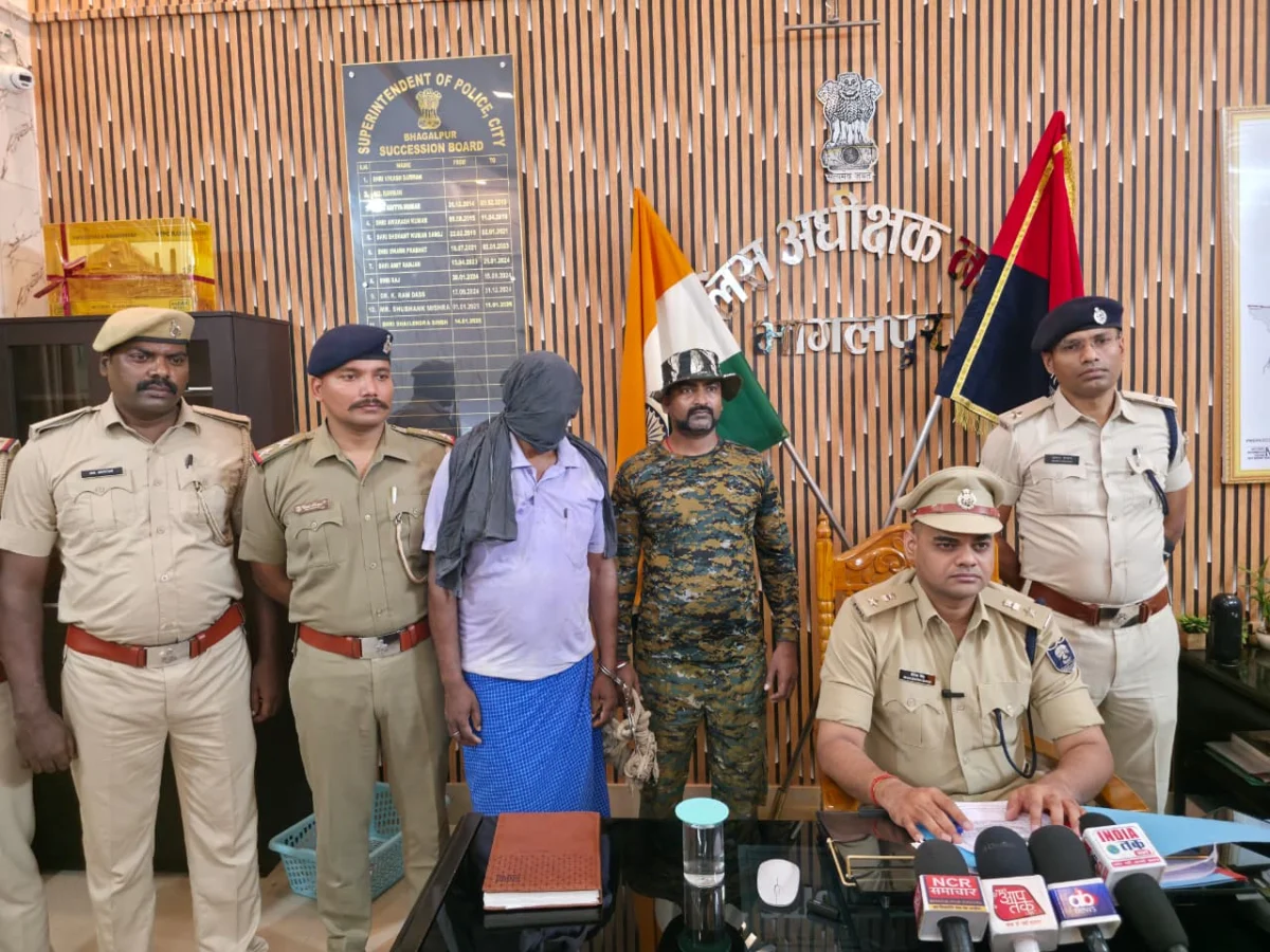 भागलपुर में बड़ी कार्रवाई: घर में छिपाकर रखे थे कट्टा, रायफल और बंदूक, पुलिस ने छापेमारी कर हथियारों के जखीरे के साथ आरोपी को दबोचा