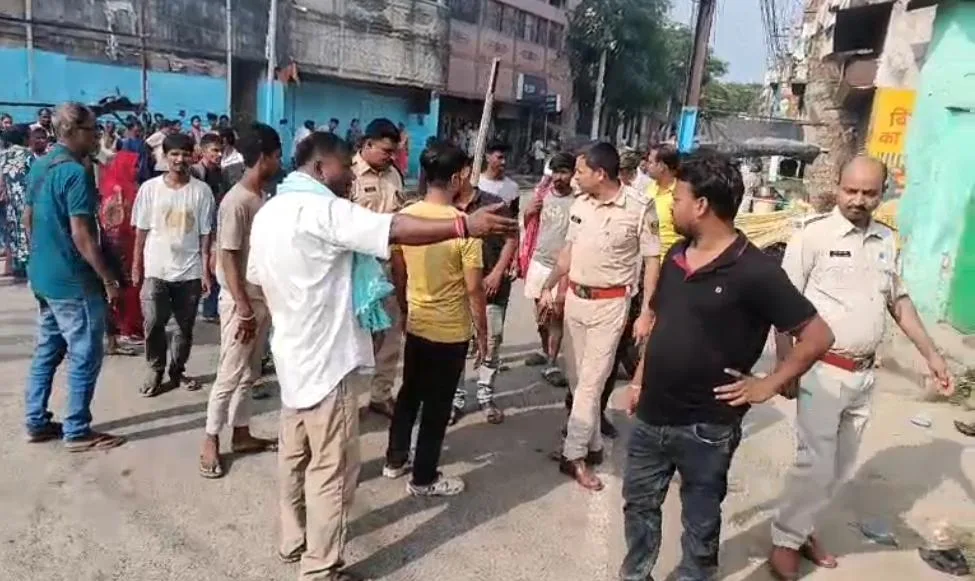 भागलपुर में दर्दनाक हादसा: तेज रफ्तार ऑटो की टक्कर से 12 वर्षीय बच्चे की मौत, मुआवजे की मांग को लेकर लोगों ने किया सड़क जाम