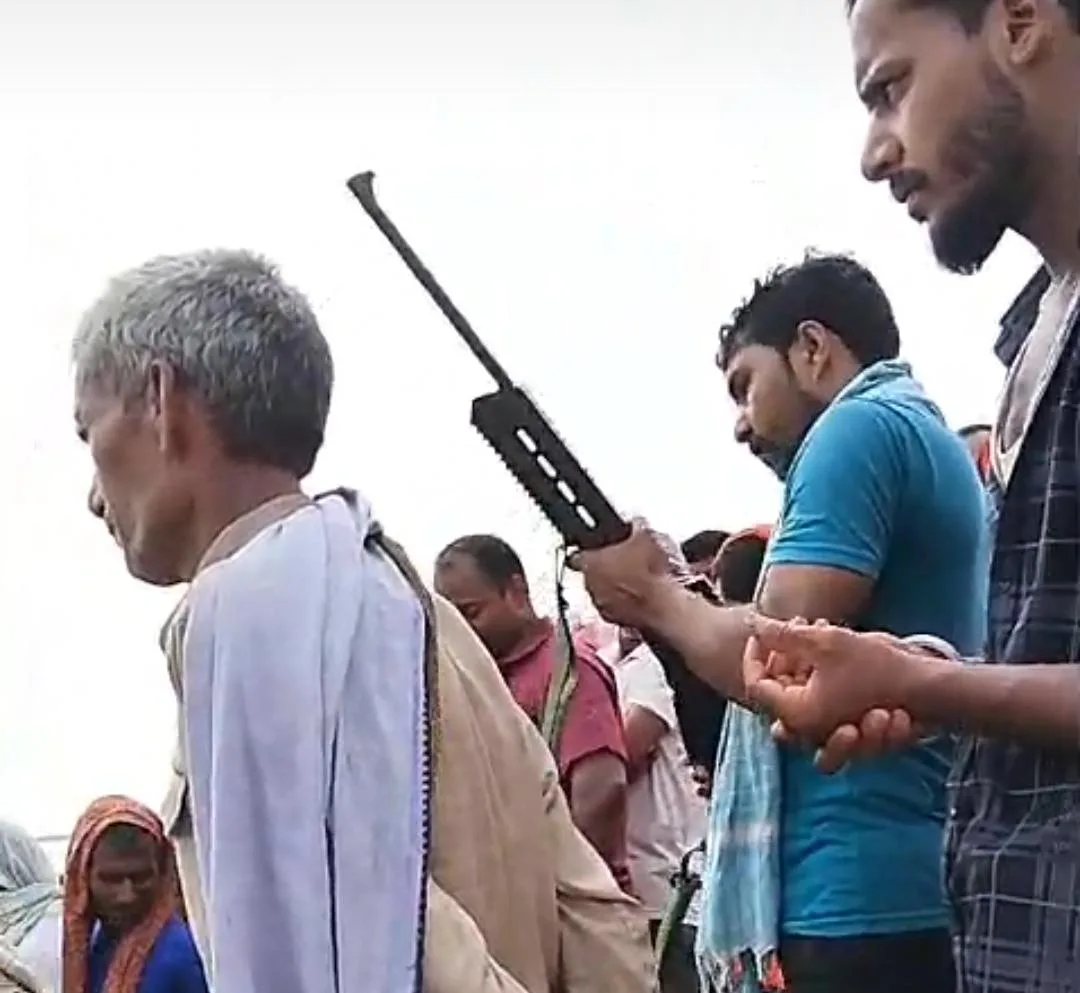 शव यात्रा में ताबड़तोड़ फायरिंग का वीडियो वायरल: नवगछिया में हड़कंप, हथियार लहराते युवकों की पहचान में जुटी पुलिस 1 शव यात्रा में ताबड़तोड़ फायरिंग का वीडियो वायरल: नवगछिया में हड़कंप, हथियार लहराते युवकों की पहचान में जुटी पुलिस