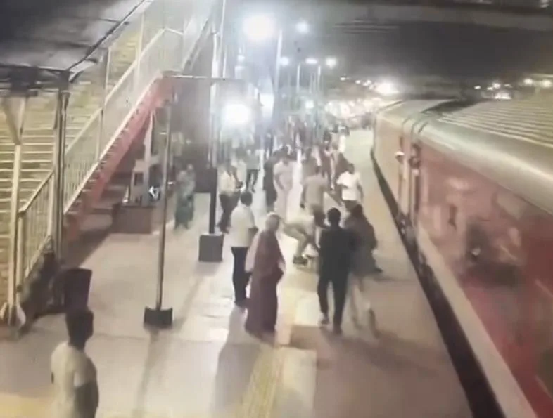भागलपुर स्टेशन पर RPF की बहादुरी से बची महिला यात्री की जान, चलती ट्रेन से उतरने के दौरान होने वाला था बड़ा हादसा