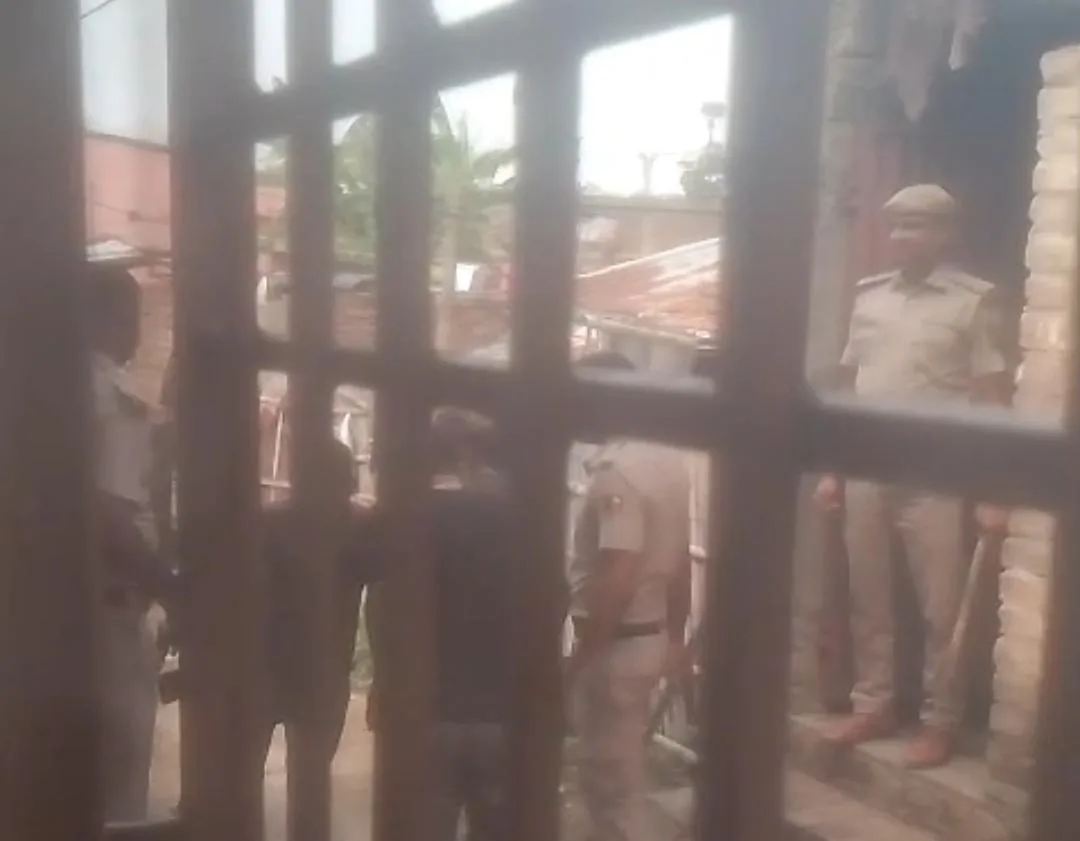 भागलपुर में गांजा बरामदगी के बाद हंगामा: डेढ़ किलो से अधिक मादक पदार्थ मिला, पुलिस की गिरफ्त से आरोपी को छुड़ाकर फरार हुए परिजन 1 भागलपुर में गांजा बरामदगी के बाद हंगामा: डेढ़ किलो से अधिक मादक पदार्थ मिला, पुलिस की गिरफ्त से आरोपी को छुड़ाकर फरार हुए परिजन