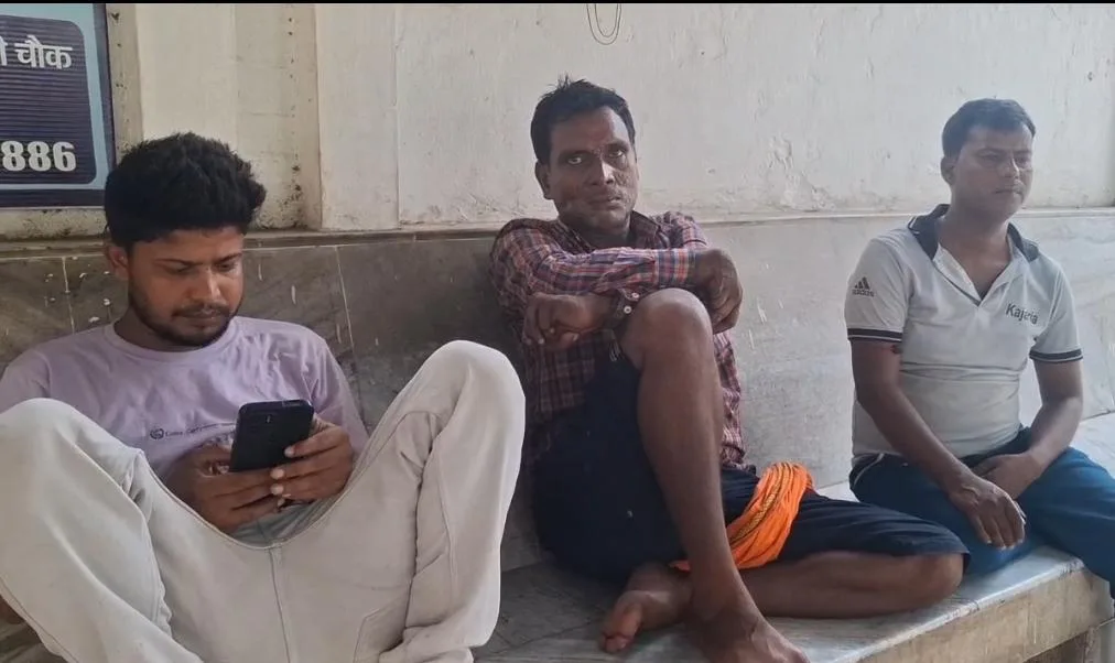 घर की बिजली ठीक करते समय हुआ दर्दनाक हादसा: करंट लगने से 27 वर्षीय युवक की मौत, परिवार पर टूटा दुखों का पहाड़ 1 घर की बिजली ठीक करते समय हुआ दर्दनाक हादसा: करंट लगने से 27 वर्षीय युवक की मौत, परिवार पर टूटा दुखों का पहाड़