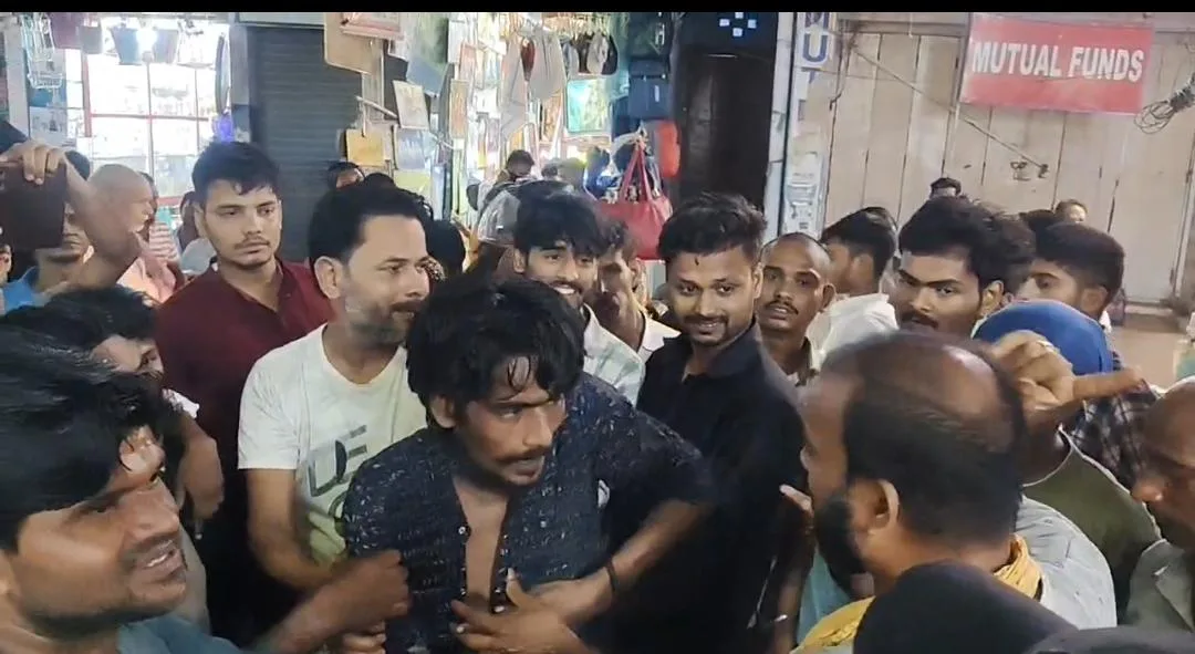 भागलपुर में बच्चे के गले से लॉकेट काटकर भाग रहा उचक्का धराया: लोगों ने दौड़ाकर पकड़ा, पिटाई के बाद पुलिस को सौंपा 1 भागलपुर में बच्चे के गले से लॉकेट काटकर भाग रहा उचक्का धराया: लोगों ने दौड़ाकर पकड़ा, पिटाई के बाद पुलिस को सौंपा