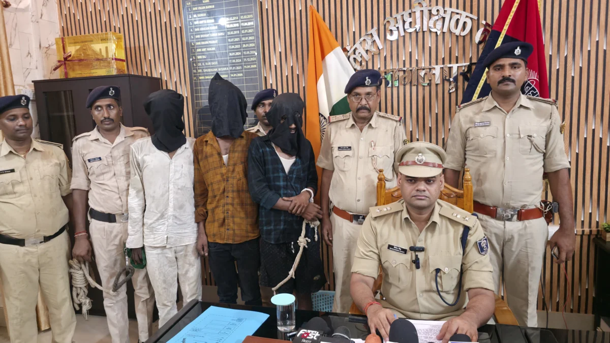 सबौर हत्याकांड का खुलासा: पुलिस ने तीन मुख्य आरोपियों को दबोचा, देसी कट्टा और जिंदा कारतूस बरामद 1 सबौर हत्याकांड का खुलासा: पुलिस ने तीन मुख्य आरोपियों को दबोचा, देसी कट्टा और जिंदा कारतूस बरामद