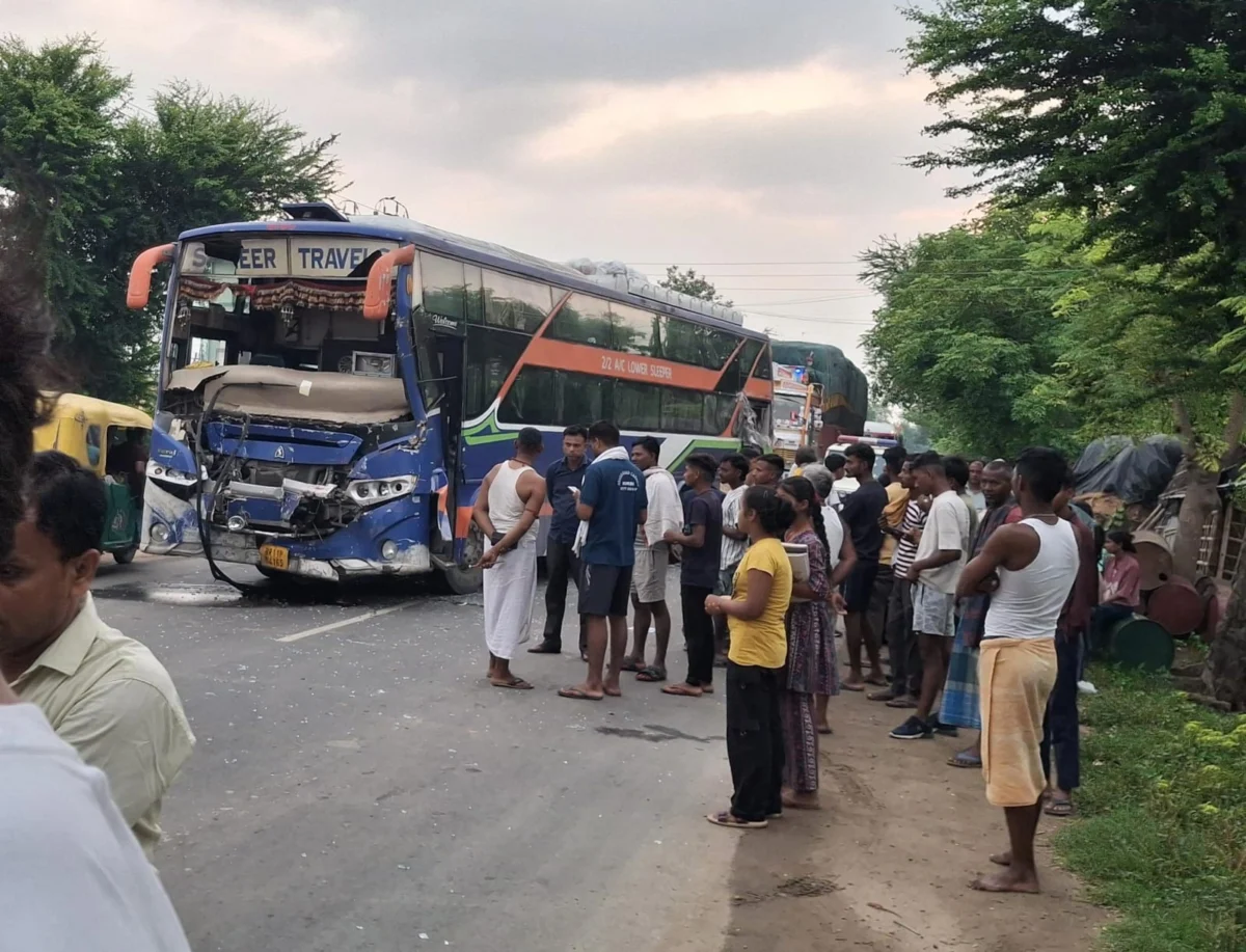 सिलीगुड़ी-भागलपुर समीर बस हादसा: सड़क किनारे खड़े ट्रक से टकराई बस, कई यात्री घायल; बचाव के लिए तोड़ना पड़ा पिछला शीशा