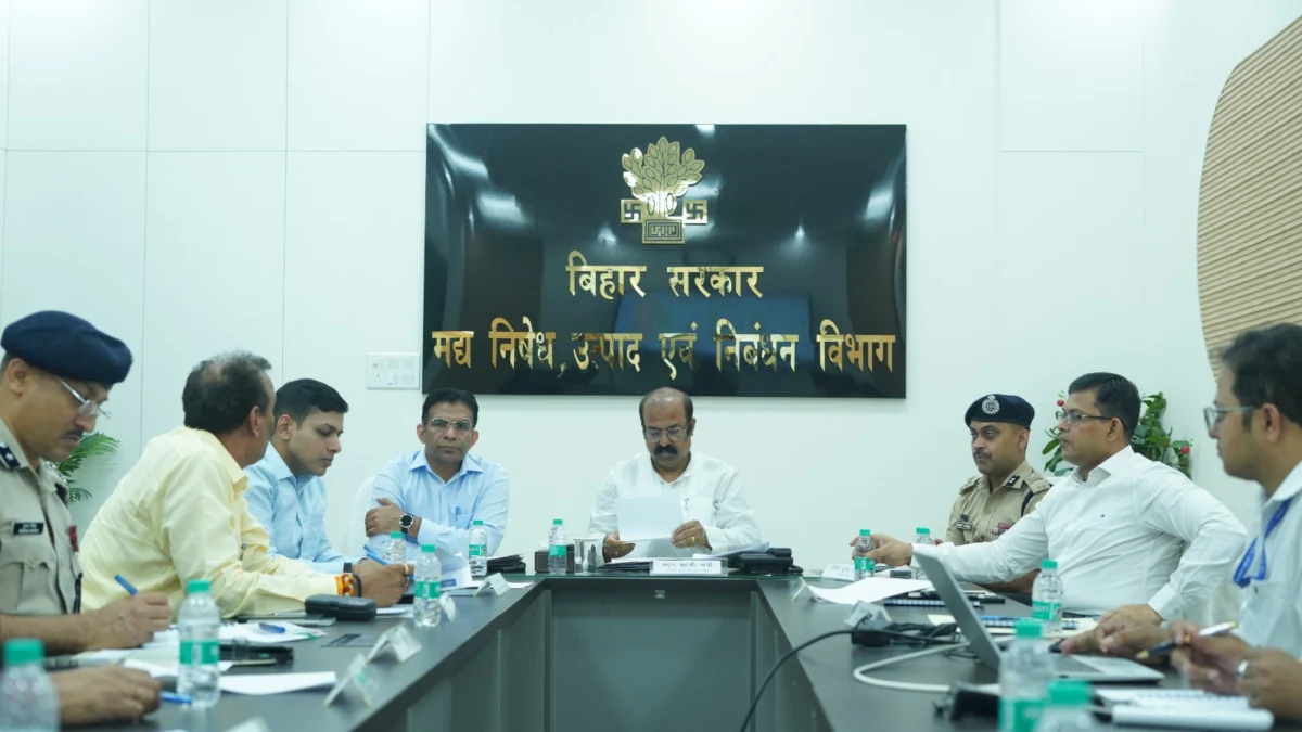 बिहार में शराबबंदी पर सरकार की सख्ती बढ़ी, तस्करों पर कार्रवाई तेज करने और 100% अवैध शराब नष्ट करने का निर्देश