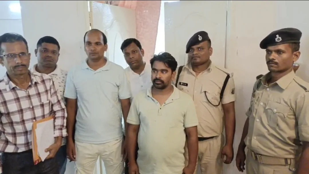 नवादा में भ्रष्टाचार पर बड़ी कार्रवाई: जमीन परिमार्जन के नाम पर रिश्वत मांगने वाला राजस्व कर्मी रंगे हाथ गिरफ्तार