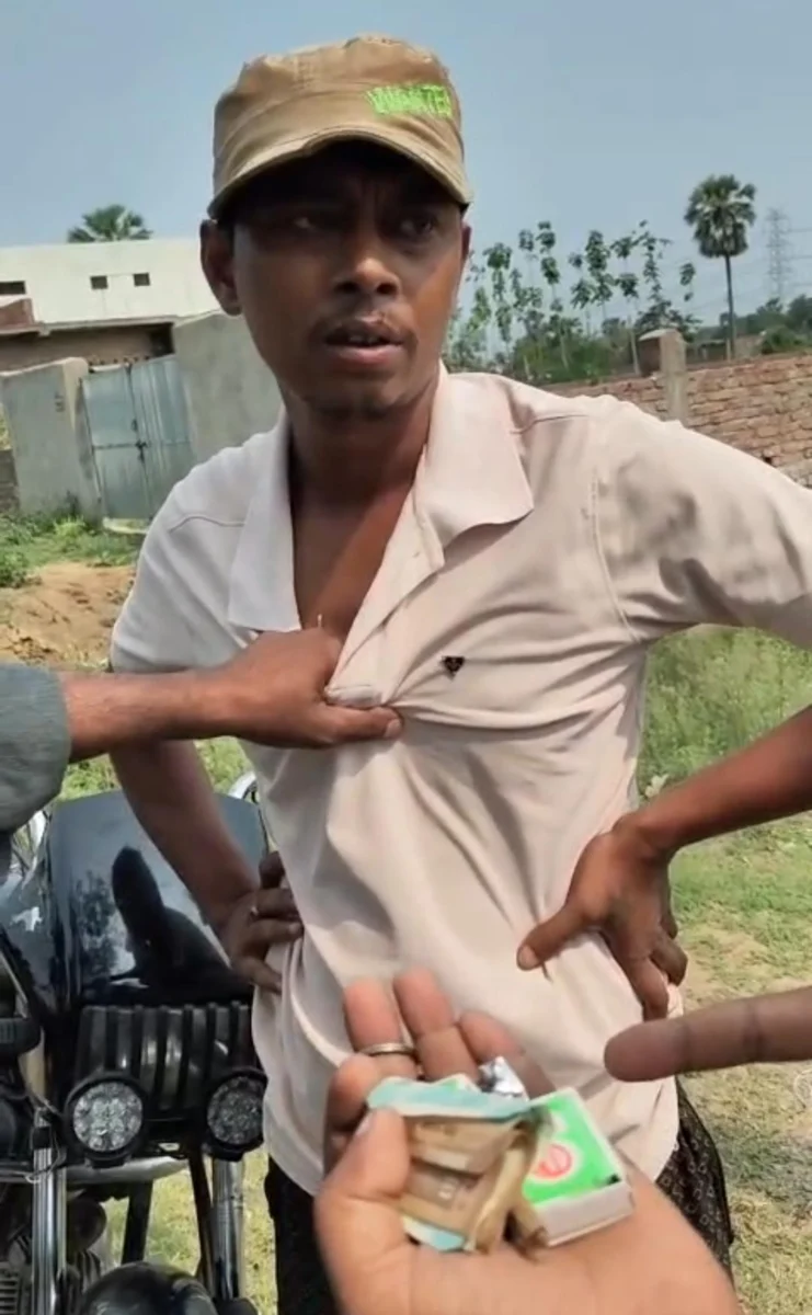 नशामुक्त समाज की मुहिम रंग लाई: बैजानी चौक पर संदिग्ध युवक स्मैक के साथ पकड़ा गया, ग्रामीणों ने पुलिस को सौंपा 2 नशामुक्त समाज की मुहिम रंग लाई: बैजानी चौक पर संदिग्ध युवक स्मैक के साथ पकड़ा गया, ग्रामीणों ने पुलिस को सौंपा