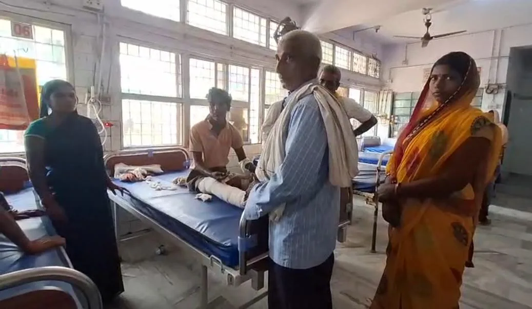 लोदीपुर में तेज रफ्तार बाइक का कहर, सड़क पार कर रहे मजदूर की टांग टूटी, अस्पताल में भर्ती