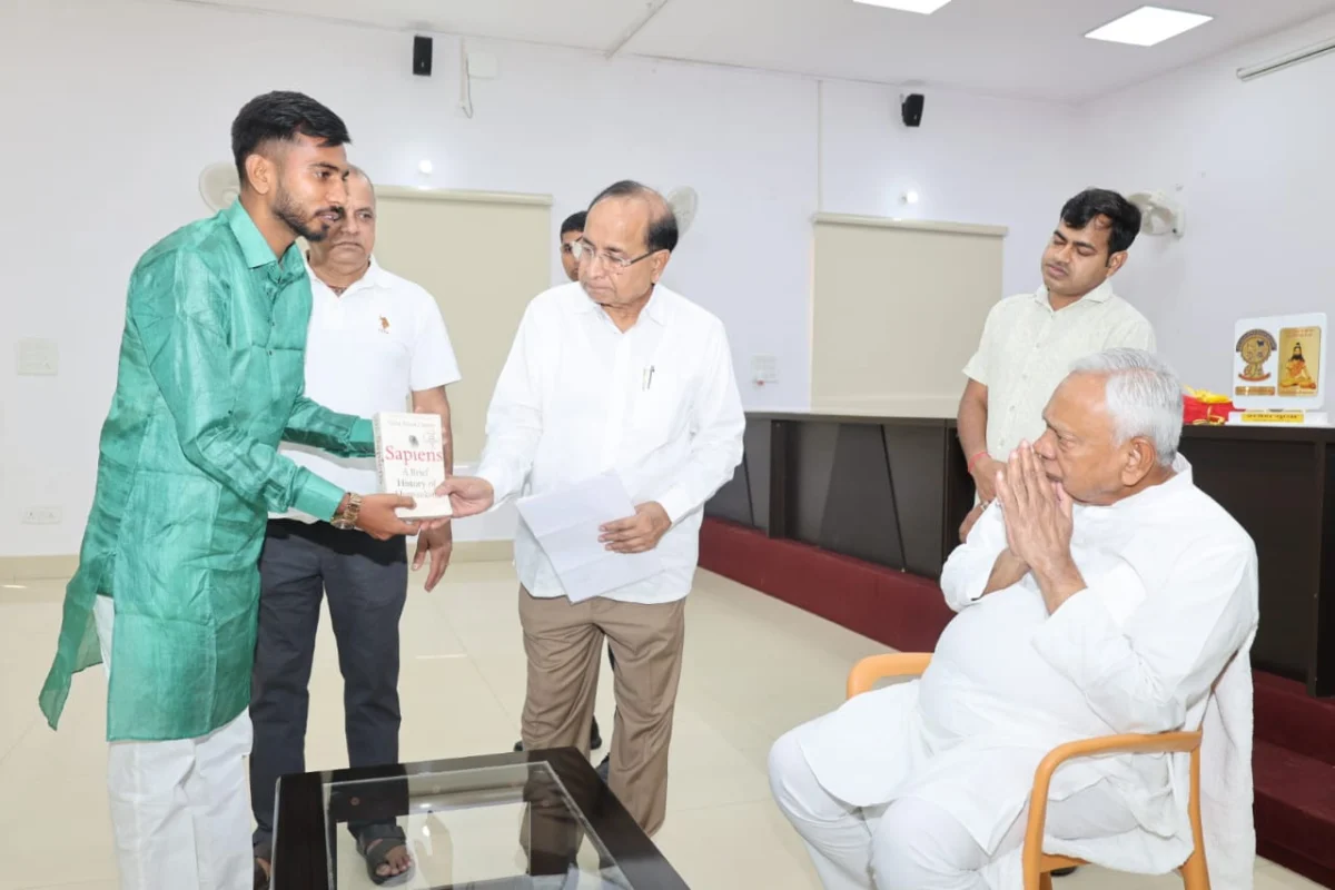 छात्र जदयू को मजबूत बनाने के संकल्प के साथ पूर्व मुख्यमंत्री से मिले मोहम्मद एहसानुल राजा, छात्र हितों पर हुई चर्चा