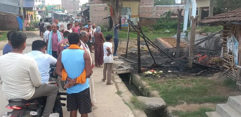 नाथनगर में दुकान में अचानक लगी आग, सब्जी और सैलून की दुकान में हजारों का नुकसान