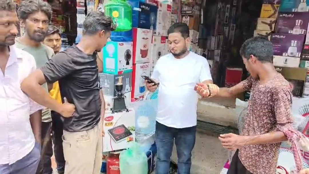 स्मैक की लत ने बनाया चोर! भागलपुर में इंडक्शन चूल्हा चोरी करते रंगे हाथ पकड़ा गया युवक, CCTV में कैद हुई वारदात 4 स्मैक की लत ने बनाया चोर! भागलपुर में इंडक्शन चूल्हा चोरी करते रंगे हाथ पकड़ा गया युवक, CCTV में कैद हुई वारदात