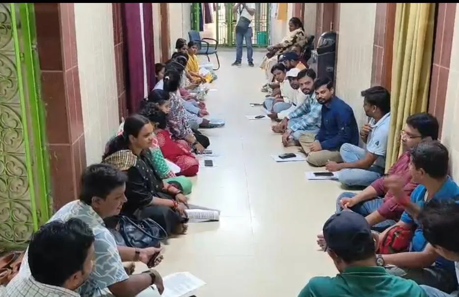 TMBU में 70 अतिथि शिक्षकों की सेवा समाप्ति पर बढ़ा विवाद, आदेश वापस लेने की मांग को लेकर धरना शुरू