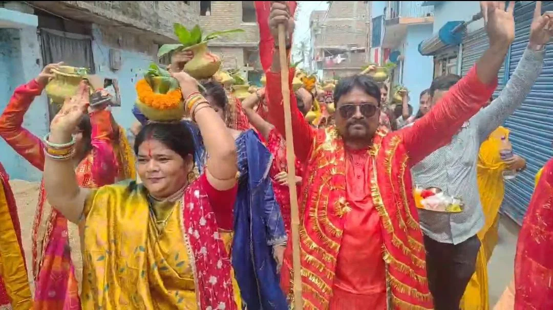 मानिकपुर दुर्गा मंदिर में प्राण प्रतिष्ठा से पहले निकली भव्य कलश यात्रा, जयकारों से गूंजा पूरा इलाका