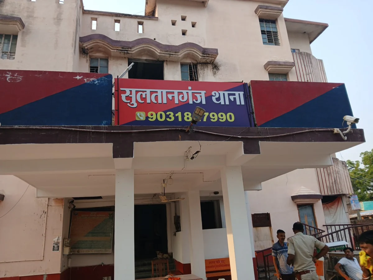 सुल्तानगंज पुलिस की बड़ी कार्रवाई, इस्मैक और शराब मामले में 8 गिरफ्तार, वाहन व मोबाइल जब्त