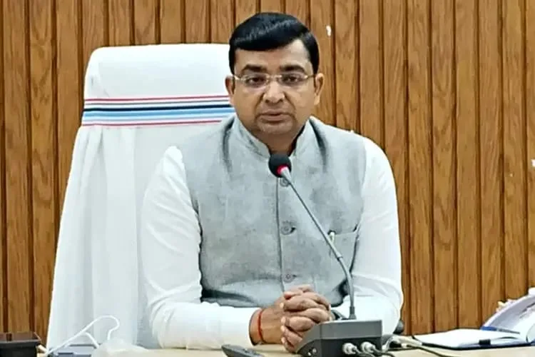 कलेक्टरेट में बड़ी कार्रवाई: डीएम कुंदन कुमार सख्त, गायब मिले 5 कर्मचारी; लापरवाही पर 11 कर्मियों का वेतन रोका