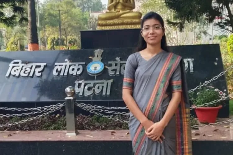 BPSC टॉपर श्रद्धा पांडेय की सफलता का मंत्र: मोबाइल सिर्फ पढ़ाई के लिए करें इस्तेमाल, सोशल मीडिया से बनाएं दूरी