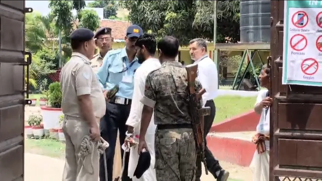 हथकड़ी में NEET परीक्षा देने पहुंचा कैदी, सीतामढ़ी में अनोखा नजारा बना चर्चा का विषय