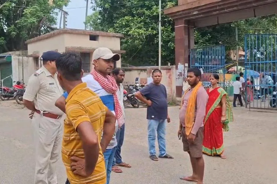 सुल्तानगंज में युवक की गोली मारकर हत्या, आक्रोशित ग्रामीणों ने दो आरोपियों को पकड़कर पीटा