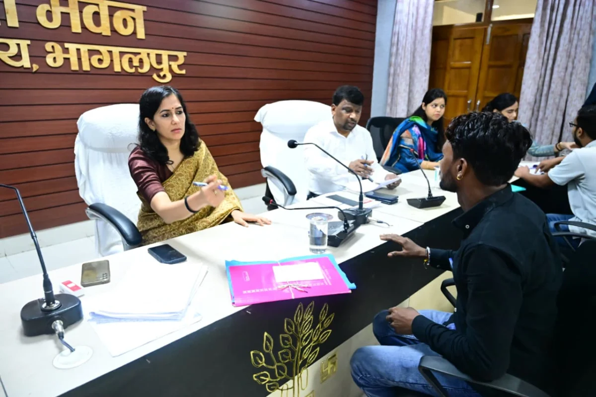 भागलपुर में ‘सबका सम्मान–जीवन आसान’ कार्यक्रम के तहत जनसुनवाई, DM अलंकृता पांडे ने सुनीं 20 से अधिक शिकायतें