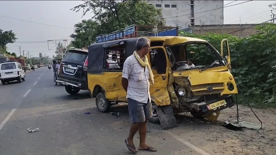 कार और स्कूल वैन की टक्कर में दो बच्चे घायल, भीषण हादसे में कार के उड़े परखच्चे