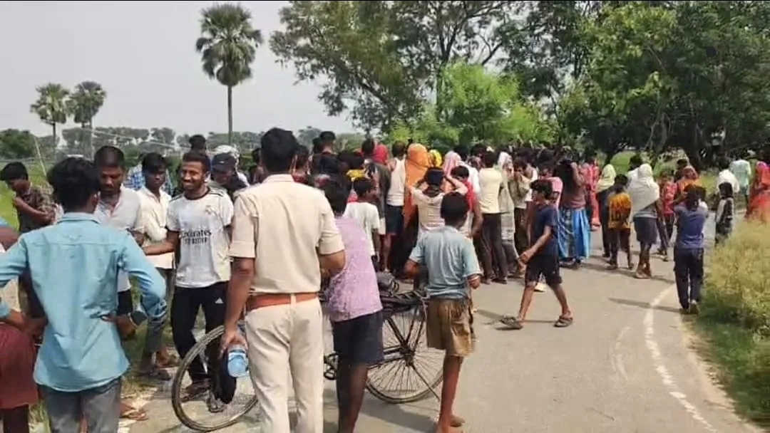 मिरहट्टी मार्ग पर बोरे में बंद महिला का शव मिलने से सनसनी, हत्या की आशंका में कई पहलुओं पर जांच
