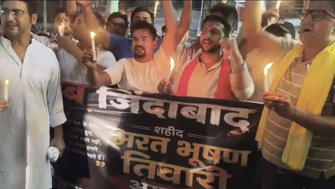 भरत तिवारी एनकाउंटर पर बगहा में उबाल, युवाओं ने निकाला कैंडल मार्च और निष्पक्ष जांच की उठाई मांग