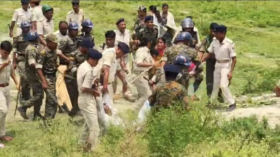 मोतिहारी में जमीन खाली कराने पहुंची पुलिस, विरोध के बीच हाईवे किनारे जमकर हंगामा