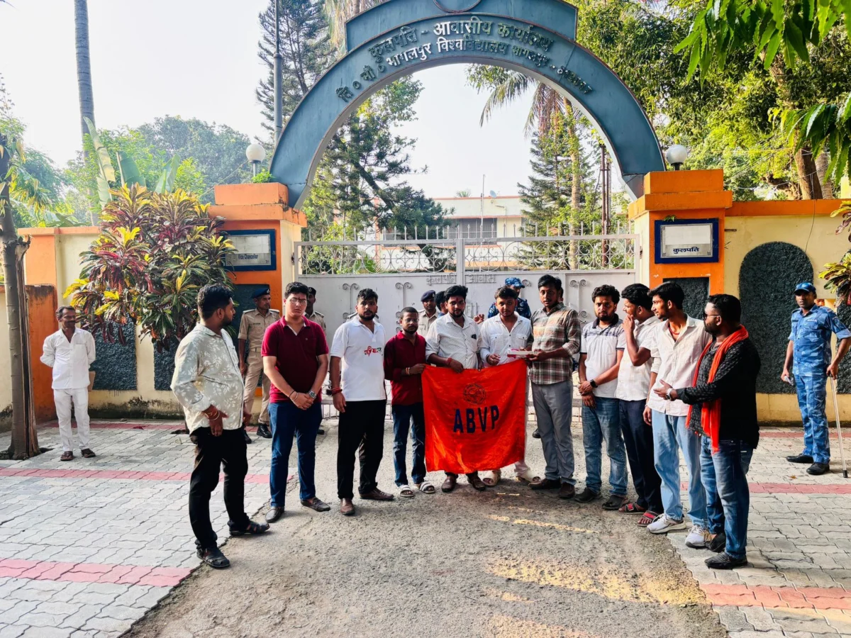 विश्वविद्यालय में शैक्षणिक अराजकता पर ABVP का अनोखा प्रदर्शन, कुलपति को चूड़ी भेंट कर जताया विरोध
