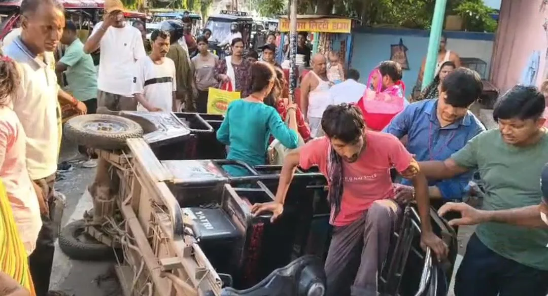 भागलपुर में बड़ा सड़क हादसा: कचहरी चौक के पास दो ई-रिक्शा की भीषण टक्कर, आधा दर्जन से अधिक यात्री घायल