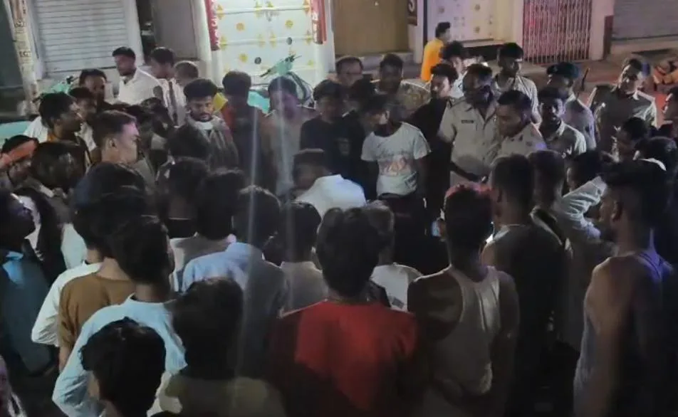नाथनगर में तेज रफ्तार का कहर, दो बाइकों की आमने-सामने भिड़ंत में युवक गंभीर घायल