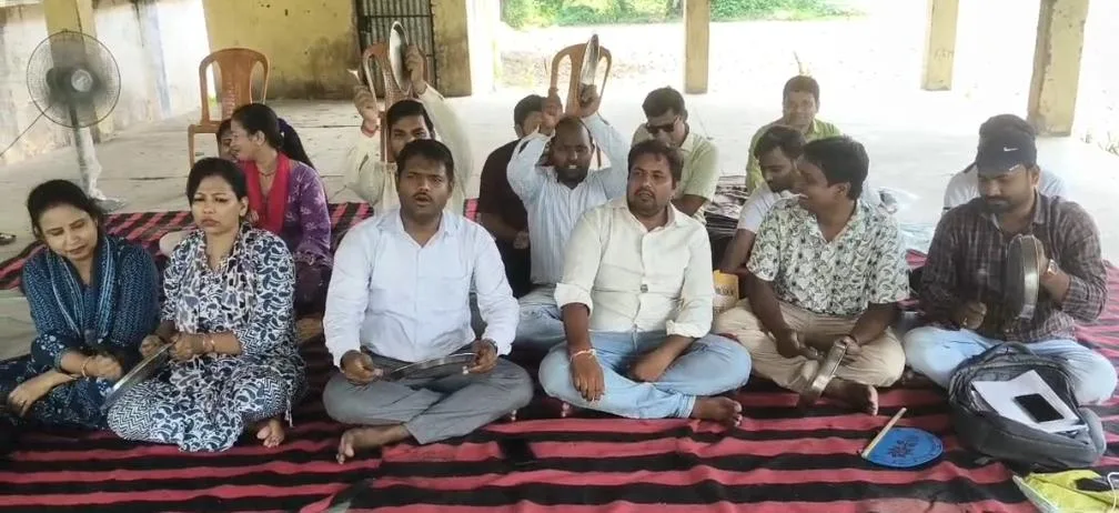 टीएमबीयू में अतिथि शिक्षकों का अनोखा प्रदर्शन, थाली-चम्मच बजाकर उठाई बकाया भुगतान और सेवा विस्तार की मांग