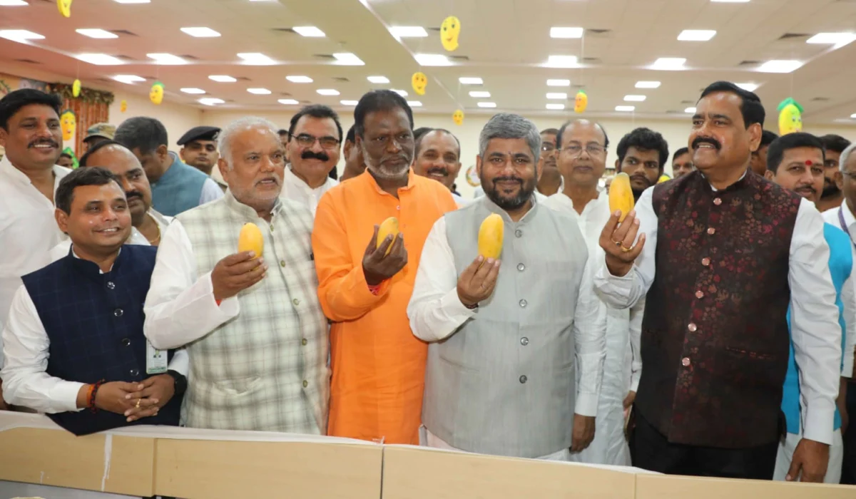 स्वाद, सुगंध और संस्कृति का महाकुंभ: सबौर में राष्ट्रीय आम समागम शुरू, एक हजार से अधिक किस्मों के आम बने आकर्षण का केंद्र