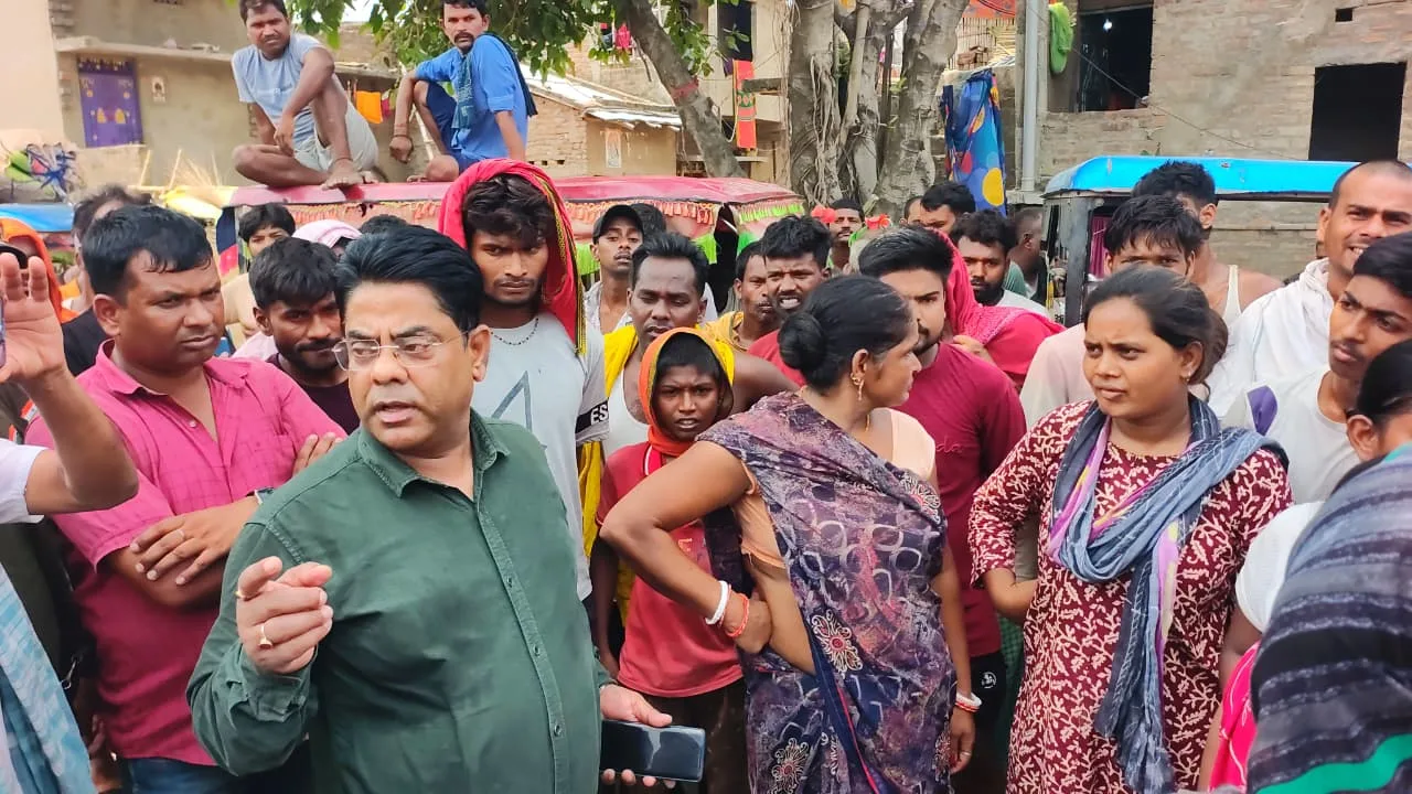 पेयजल संकट से फूटा ग्रामीणों का गुस्सा, एनएच-80 जाम कर किया प्रदर्शन, बीडीओ ने हटवाए अवैध मोटर