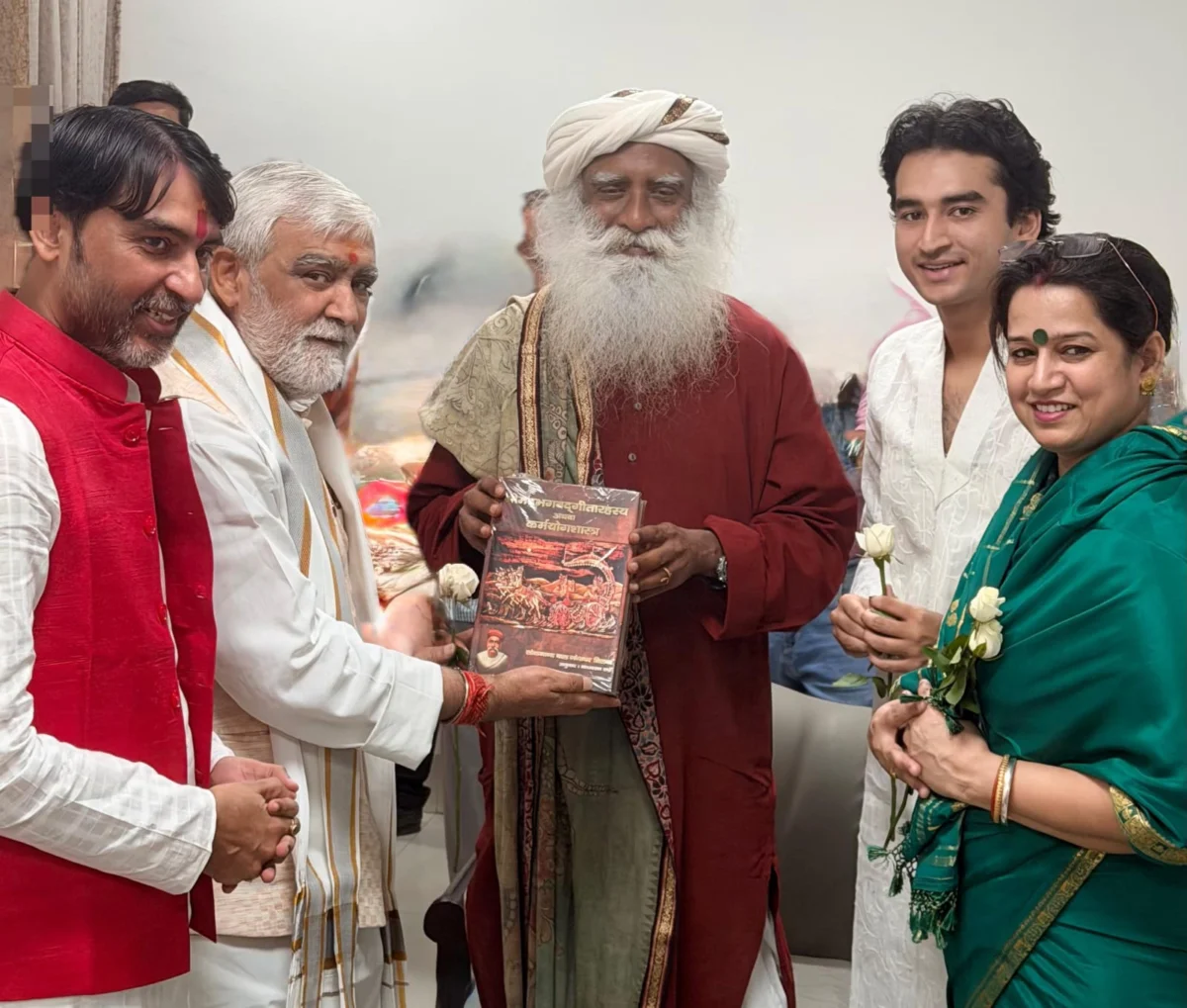 सद्गुरु जग्गी वासुदेव से पूर्व केंद्रीय मंत्री अश्विनी कुमार चौबे की सपरिवार आत्मीय भेंट, भागलपुर आने का दिया आमंत्रण