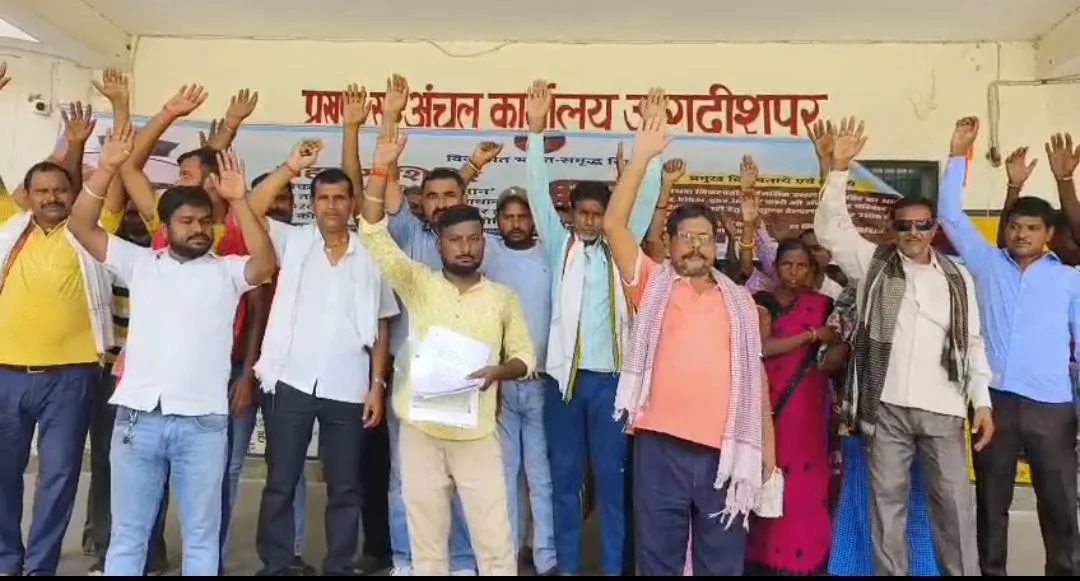 सरकारी भतोखर पोखर पर अवैध कब्जे का आरोप, ग्रामीणों ने डीएम से जांच और कार्रवाई की मांग की