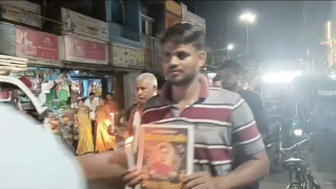 भारत तिवारी एनकाउंटर के विरोध में मोकामा में फूटा युवाओं का आक्रोश, कैंडल मार्च में गूंजे न्याय के नारे