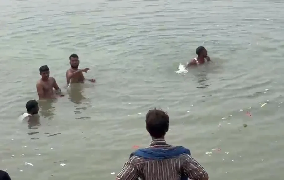 सुलतानगंज के नामामि गंगे घाट पर बड़ा हादसा, गंगा स्नान के दौरान 13 वर्षीय बालक लापता