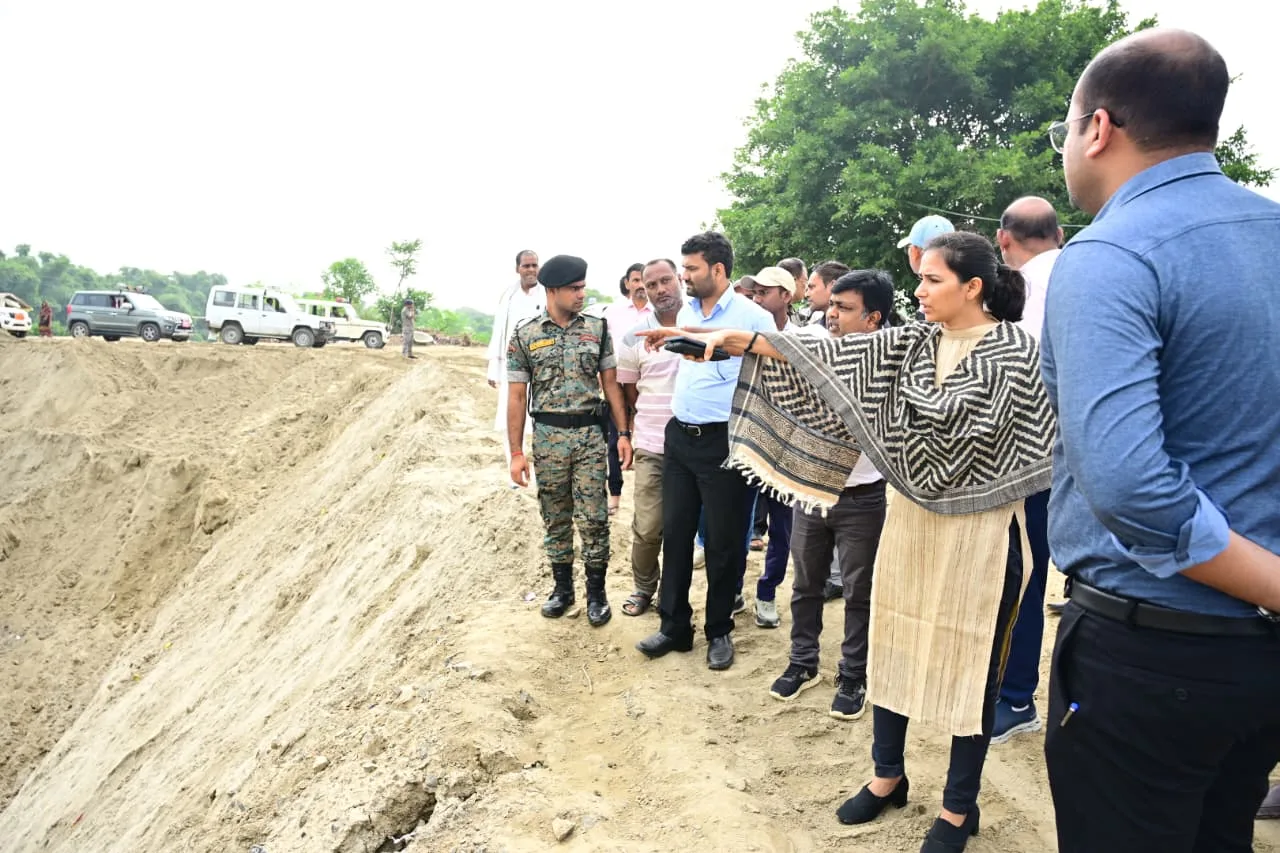 इस्माइलपुर बिंद टोली में कटाव रोकने की कवायद तेज, डीएम ने गंगा तटबंध निर्माण कार्य का लिया जायजा