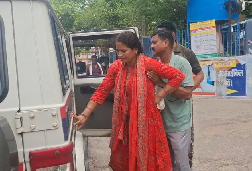 विक्रमशिला सेतु पर सड़क हादसा, साइकिल सवार को बचाने में अनियंत्रित हुई बाइक; पति-पत्नी गंभीर घायल