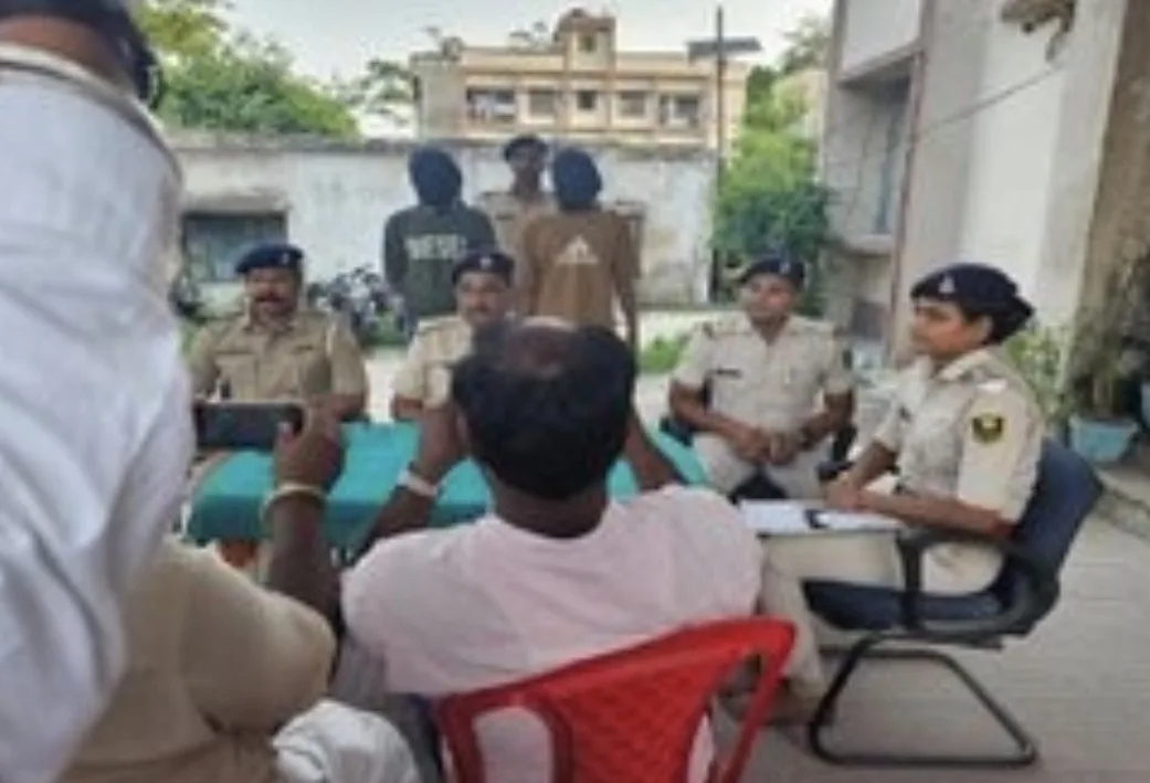 बेतिया में पुलिस की बड़ी कार्रवाई: दो देशी कट्टा और बड़ा चाकू के साथ दो आरोपी गिरफ्तार